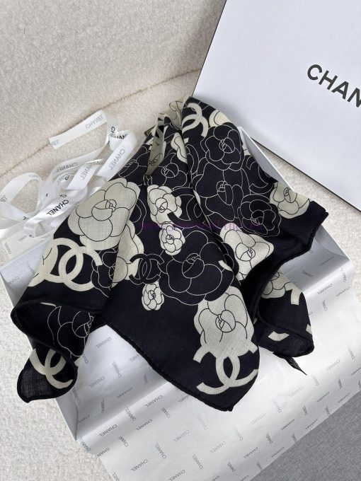 C's black and white Chanel super classic camellias are highly recommended for their excellenyoggu7f7 - Image 8