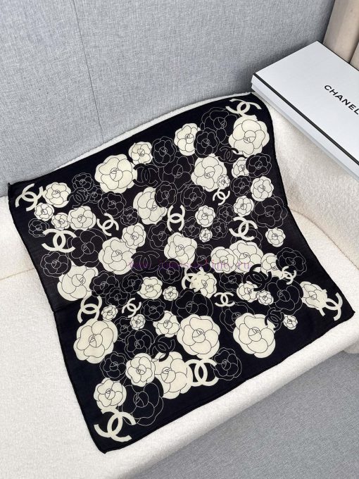 C's black and white Chanel super classic camellias are highly recommended for their excellenyoggu7f7 - Image 10