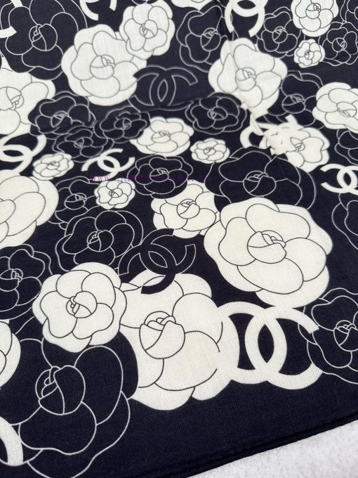 C's black and white Chanel super classic camellias are highly recommended for their excellenyoggu7f7 - Image 11