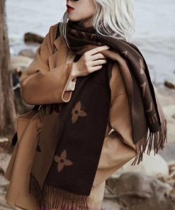 Star Huo Siyan and Li Xiaolu's caramel colored Louis Vuitton high-end rabbit fur scarf shawl6eo9ft4m
