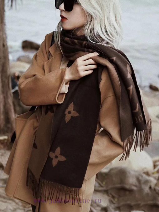 Star Huo Siyan and Li Xiaolu's caramel colored Louis Vuitton high-end rabbit fur scarf shawl6eo9ft4m