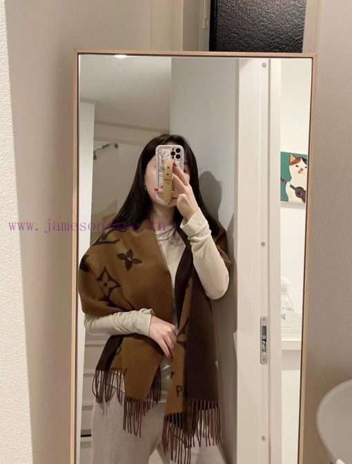 Star Huo Siyan and Li Xiaolu's caramel colored Louis Vuitton high-end rabbit fur scarf shawl6eo9ft4m - Image 3