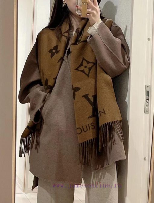 Star Huo Siyan and Li Xiaolu's caramel colored Louis Vuitton high-end rabbit fur scarf shawl6eo9ft4m - Image 4