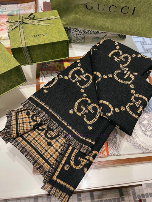 Gucci's new autumn and winter collection features GG fashionable retro double-sided wool scaoor4tnv6 - Image 4