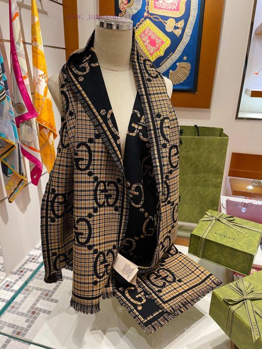 Gucci's new autumn and winter collection features GG fashionable retro double-sided wool scaoor4tnv6 - Image 6