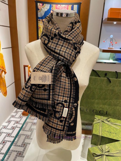 Gucci's new autumn and winter collection features GG fashionable retro double-sided wool scaoor4tnv6 - Image 8