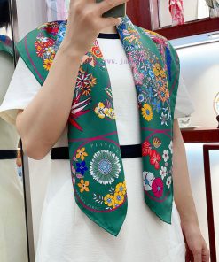 HERMES's new silk scarf looks great and is recommended with a flower drawn map. It is a 90 i76geo36d
