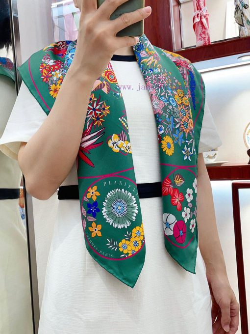 HERMES's new silk scarf looks great and is recommended with a flower drawn map. It is a 90 i76geo36d