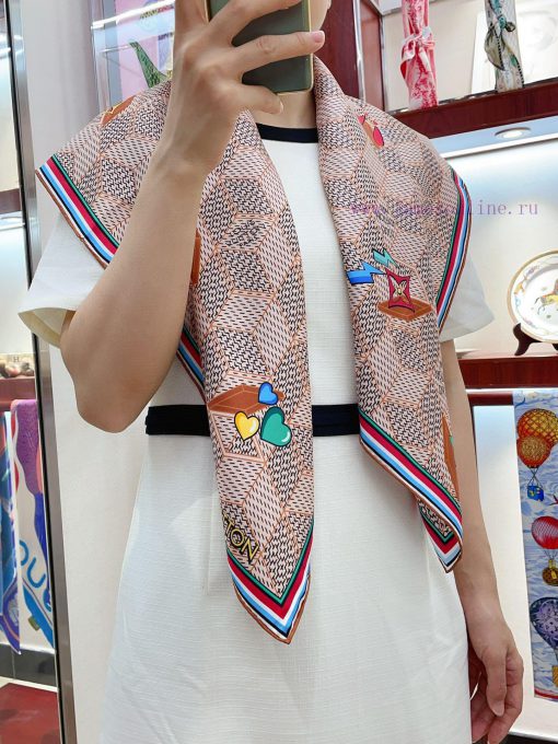 This LV reinterprets the classic Damier pattern of the brand, making the creative sparks of 2760gpds