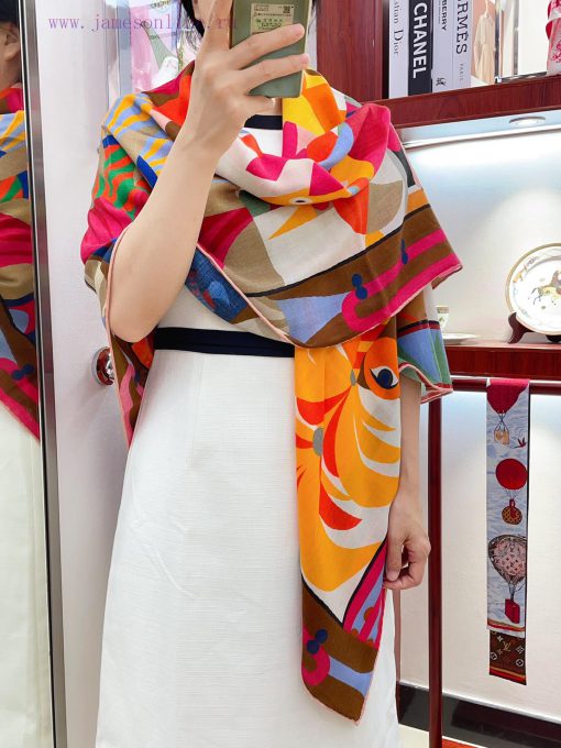 The new HERMES looks great and is highly recommended for the Grand Parade 140 cashmere squarnavphb3z - Image 2