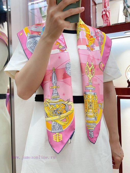 HERMES's new silk scarf looks great and is recommended by the Star Chorus 90. It features to7dawd0uf