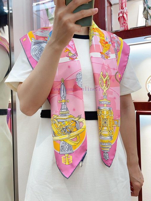 HERMES's new silk scarf looks great and is recommended by the Star Chorus 90. It features to7dawd0uf - Image 2