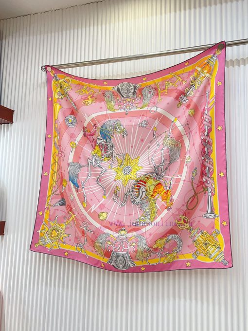 HERMES's new silk scarf looks great and is recommended by the Star Chorus 90. It features to7dawd0uf - Image 5