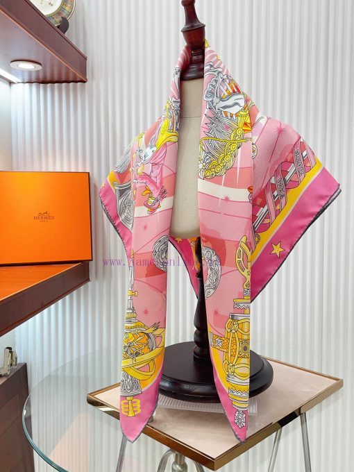 HERMES's new silk scarf looks great and is recommended by the Star Chorus 90. It features to7dawd0uf - Image 10