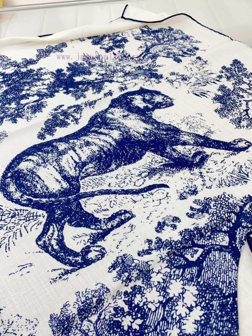 Dior's latest flagship product, the D animal model, is a 140 square scarf that is very easy afqnqr6w - Image 10