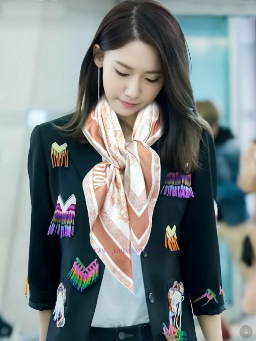 This Sauvage printed square scarf from Shangxin Di Jia pays tribute to the iconic pattern inuit5zdwl