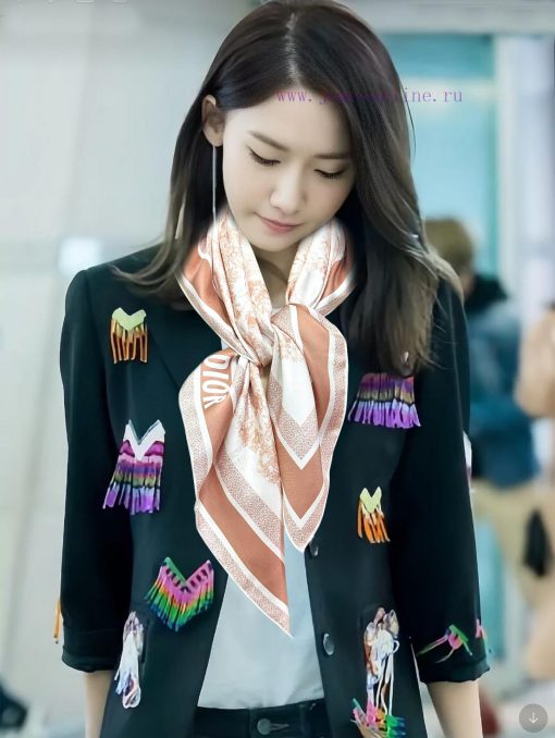 This Sauvage printed square scarf from Shangxin Di Jia pays tribute to the iconic pattern inuit5zdwl - Image 2