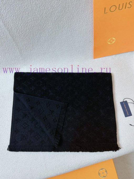 LVONOGRAM CLASS has launched the iconic Mono woven pattern scarf, which is of very, very goondl94s5j - Image 4
