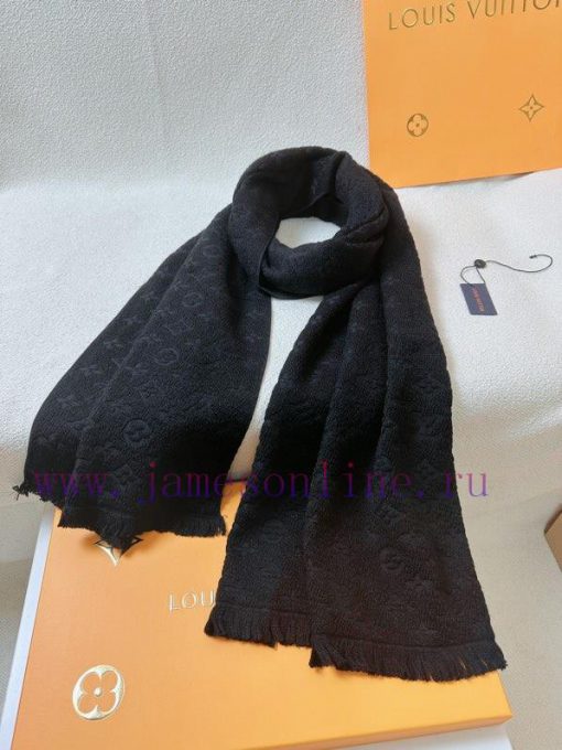 LVONOGRAM CLASS has launched the iconic Mono woven pattern scarf, which is of very, very goondl94s5j - Image 8