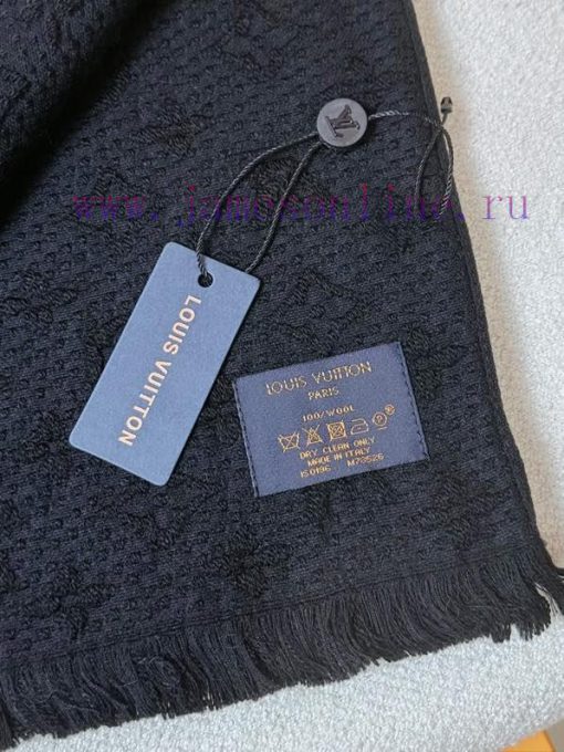 LVONOGRAM CLASS has launched the iconic Mono woven pattern scarf, which is of very, very goondl94s5j - Image 9