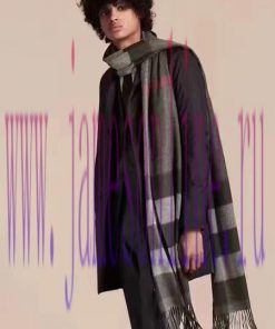 Burberry Lamb Fleece Scarf has a soft and delicate feel, excellent warmth, and is a must-hav7nrnrfgr