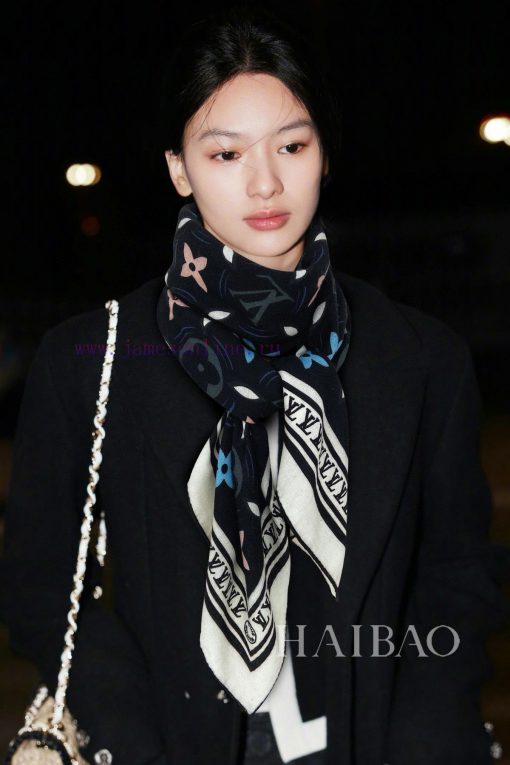Sincere praise for the Lvjia L tile style plaid 140 cashmere square scarf. The Graphic Tile 603z24xw - Image 2