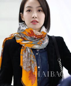 The new Herm è s cashmere fringe square scarf, with a rare and exquisite edge, is recommendeq6gc5fhv