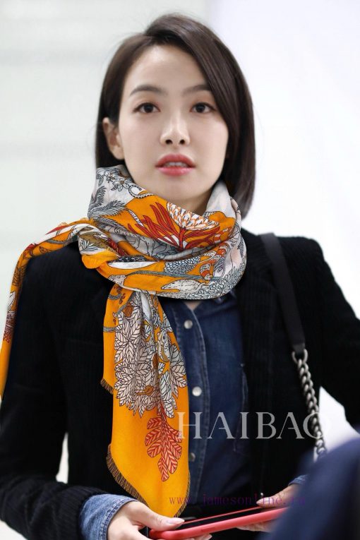 The new Herm è s cashmere fringe square scarf, with a rare and exquisite edge, is recommendeq6gc5fhv