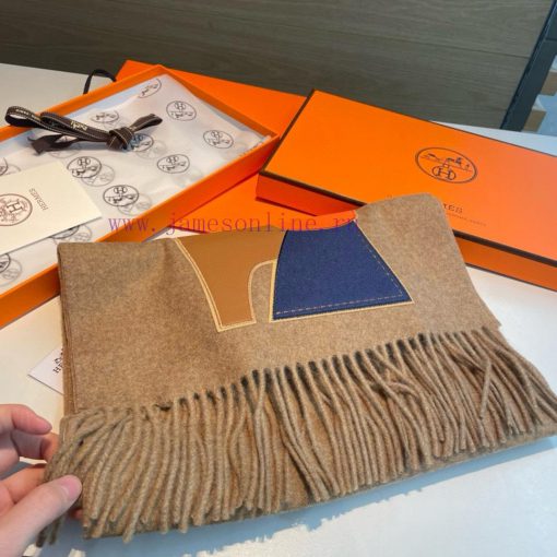 Hermes Horse Embrace Series Scarf is made of 100% pure cashmere and real silk, with leather dd6z86a3 - Image 3