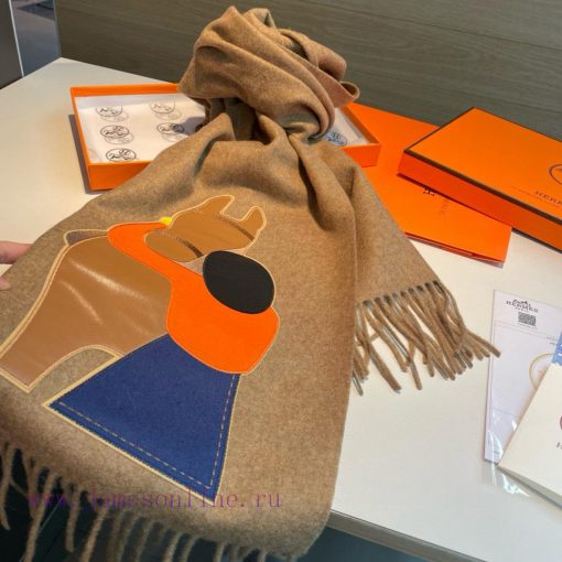 Hermes Horse Embrace Series Scarf is made of 100% pure cashmere and real silk, with leather dd6z86a3 - Image 9