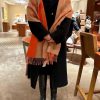 The new Herm è s scarf features delicate contrasting jacquard weaving, presenting the Entrel5lokr629
