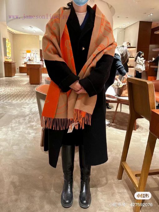 The new Herm è s scarf features delicate contrasting jacquard weaving, presenting the Entrel5lokr629 - Image 2