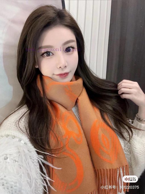 The new Herm è s scarf features delicate contrasting jacquard weaving, presenting the Entrel5lokr629 - Image 3