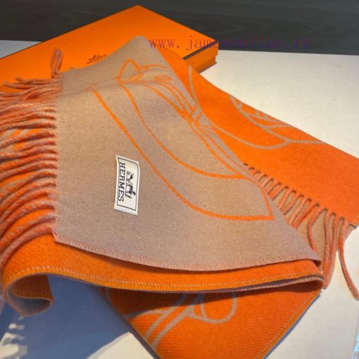 The new Herm è s scarf features delicate contrasting jacquard weaving, presenting the Entrel5lokr629 - Image 6
