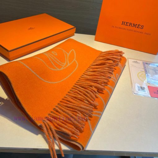 The new Herm è s scarf features delicate contrasting jacquard weaving, presenting the Entrel5lokr629 - Image 8