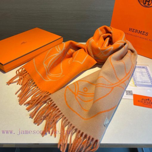The new Herm è s scarf features delicate contrasting jacquard weaving, presenting the Entrel5lokr629 - Image 9