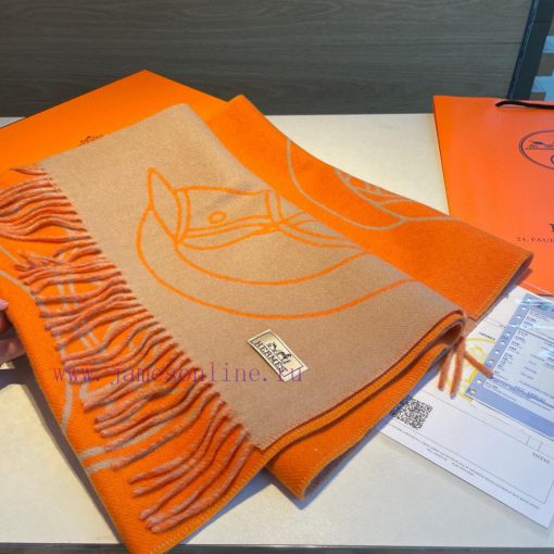 The new Herm è s scarf features delicate contrasting jacquard weaving, presenting the Entrel5lokr629 - Image 10