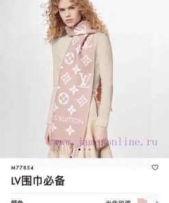 This year's hottest pink and white scarf is the LV Essential scarf, which focuses on big elei438wwim
