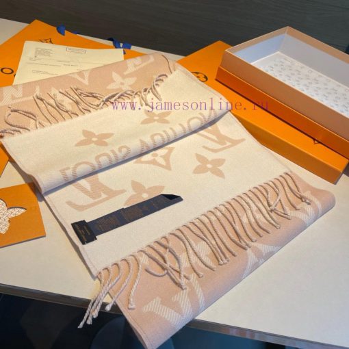 This year's hottest pink and white scarf is the LV Essential scarf, which focuses on big elei438wwim - Image 5