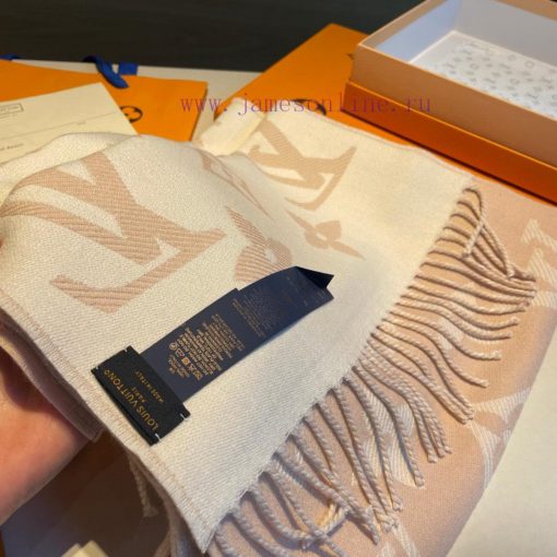 This year's hottest pink and white scarf is the LV Essential scarf, which focuses on big elei438wwim - Image 6