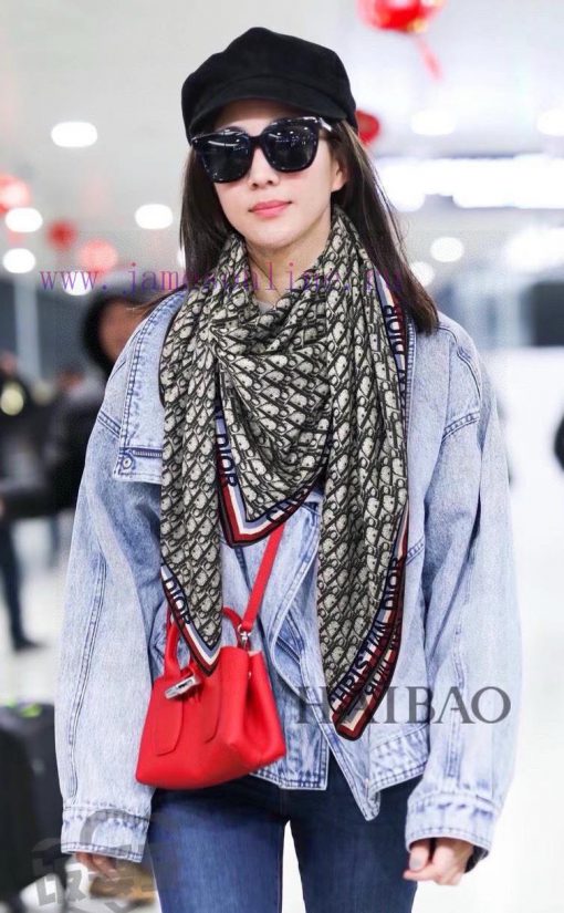 This D/ior floral print is truly unbeatable, fashionable, and versatile. The new D/ior lette7e7ncyhj