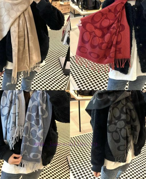 The new color of the new Coach 2024 model, the three color shawl, looks great not only in te6gnab8qg