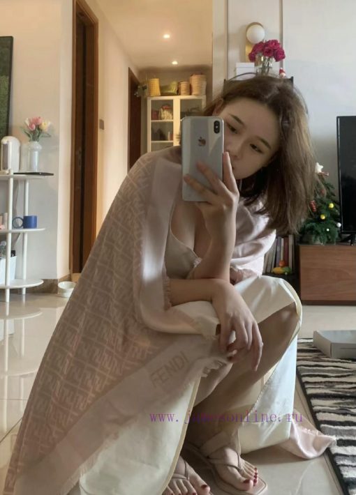 𝐅𝐞𝐧𝐝𝐢 FF letter jacquard shawl𝐒𝐢𝐳𝐞𝟏𝟒𝟎𝐱𝟏𝟒𝟎𝐜𝐦 Double F-Jacquard Square Towel, a new product widvfswymy - Image 3