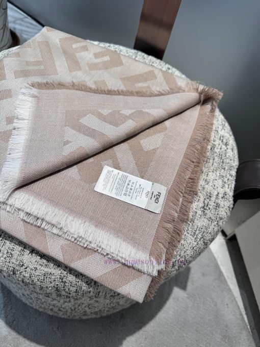 𝐅𝐞𝐧𝐝𝐢 FF letter jacquard shawl𝐒𝐢𝐳𝐞𝟏𝟒𝟎𝐱𝟏𝟒𝟎𝐜𝐦 Double F-Jacquard Square Towel, a new product widvfswymy - Image 6