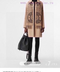 The Burberry double-sided badge plaid cashmere scarf features a classic cashmere plaid on ona6tde0wh