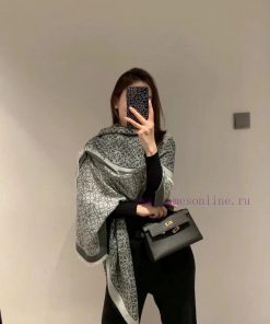 Loewe, as a top luxury brand in Spain, exudes a unique Spanish aristocratic atmosphere, low-l19iolwx