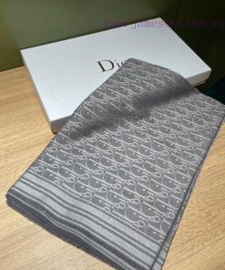 No one wants to buy Dior's latest Oblique double-sided jacquard scarf for free. To meet all c38hbmr2