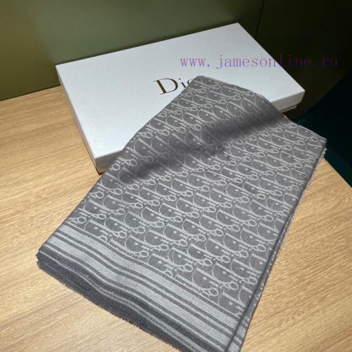No one wants to buy Dior's latest Oblique double-sided jacquard scarf for free. To meet all c38hbmr2 - Image 2