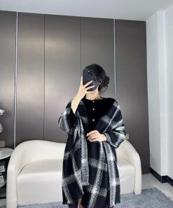 New 2024 CHA Chanel Autumn/Winter Product: Cashmere Lightweight Shrink Shawl Scarf. This is cz9bzh8j