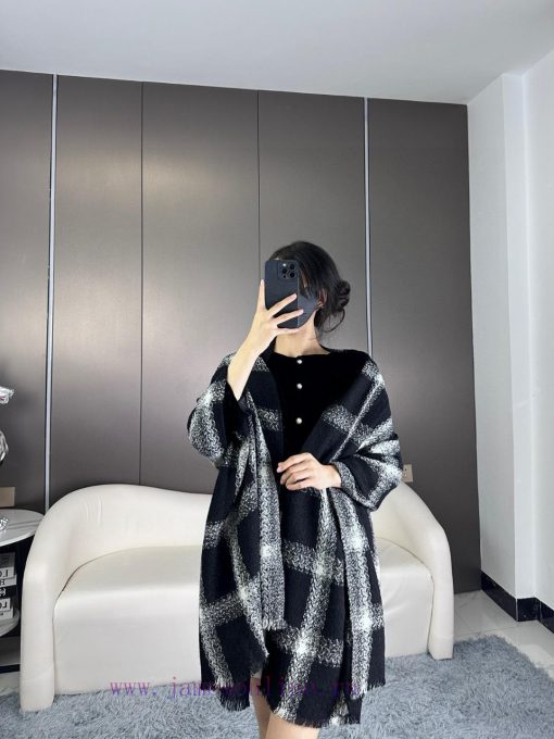 New 2024 CHA Chanel Autumn/Winter Product: Cashmere Lightweight Shrink Shawl Scarf. This is cz9bzh8j - Image 2